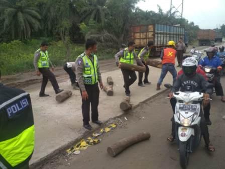 Akibat Tumpukan Arus weekend, Polisi Kerja Kerasa Urai Kemacetan di Jalur Lintas Duri - Dumai